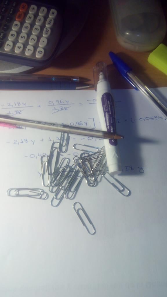 MaariiaBeHappy's tweet photo. No se de quien serán los todos clips que han aparecido en mi estuche misteriosamente.... @ElenaColastra  te suenan ? http://t.co/QhFATvrEsR