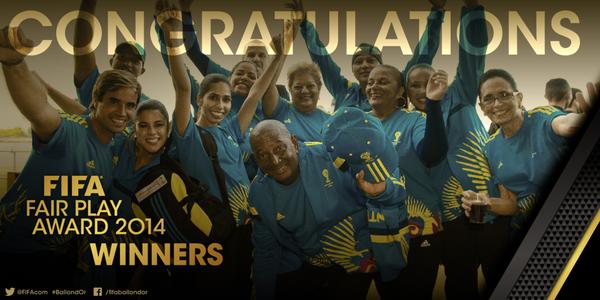 redes_TUDN's tweet photo. #BallondOr El Premio Fair Play es para los voluntarios de los torneos que organiza la FIFA http://t.co/EDmhedbGso