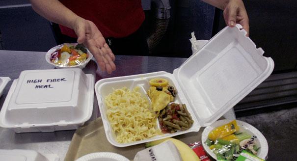 New York officially banned those plastic foam food containers: washingtonpost.com/news/post-nati… via <a href="/markberman/">“Mark Berman”</a>