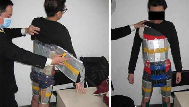 noticias_cuatro's tweet photo. Detienen a un hombre en la frontera de China con 94 iPhones 6 pegados al cuerpo http://t.co/oed1LWLfYe http://t.co/Cr8eR5mmOc