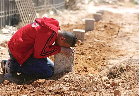 قمة الألم . . عندما تُريد أن تشكو "لميّتٍ" ما فعله "الأحياءُ" بك!