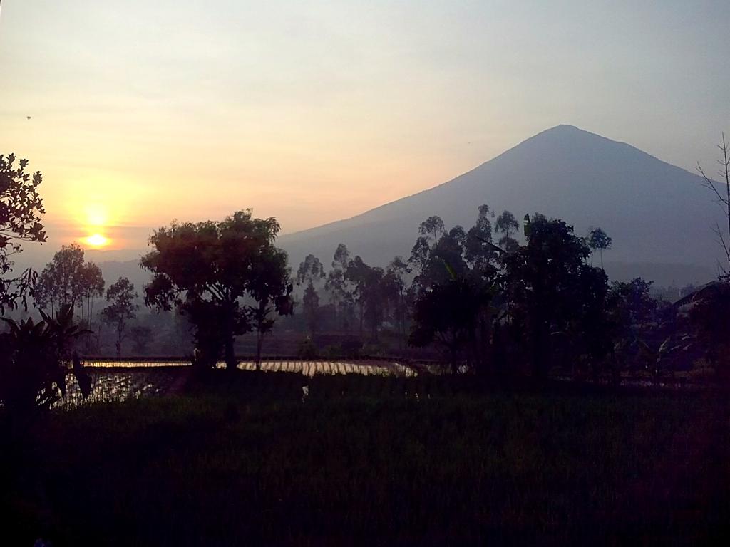 Mereka lah, yang buat ku tenang# Laut,Senja,dan Gunung...
