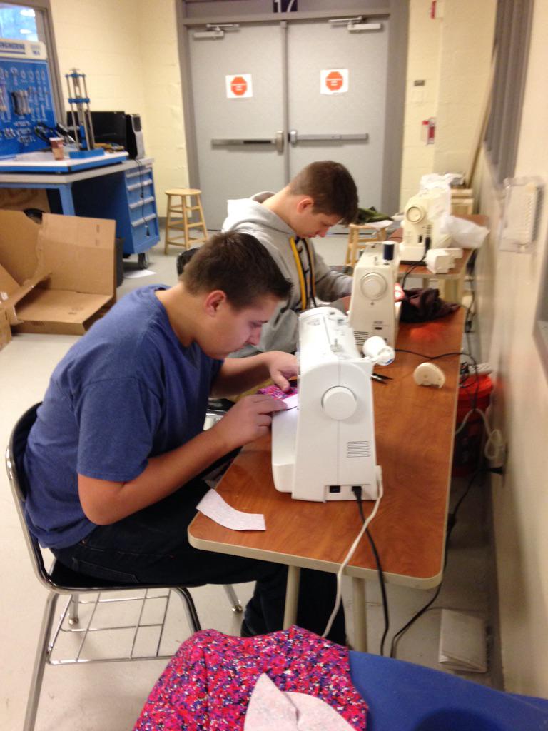 jlong_tweets's tweet photo. Final prep for tomorrow's #dasdstem #IBDesignTech fashion show. @STEM_IB @STEM_DEAN @DASD_STEM http://t.co/62oLZVcYs3