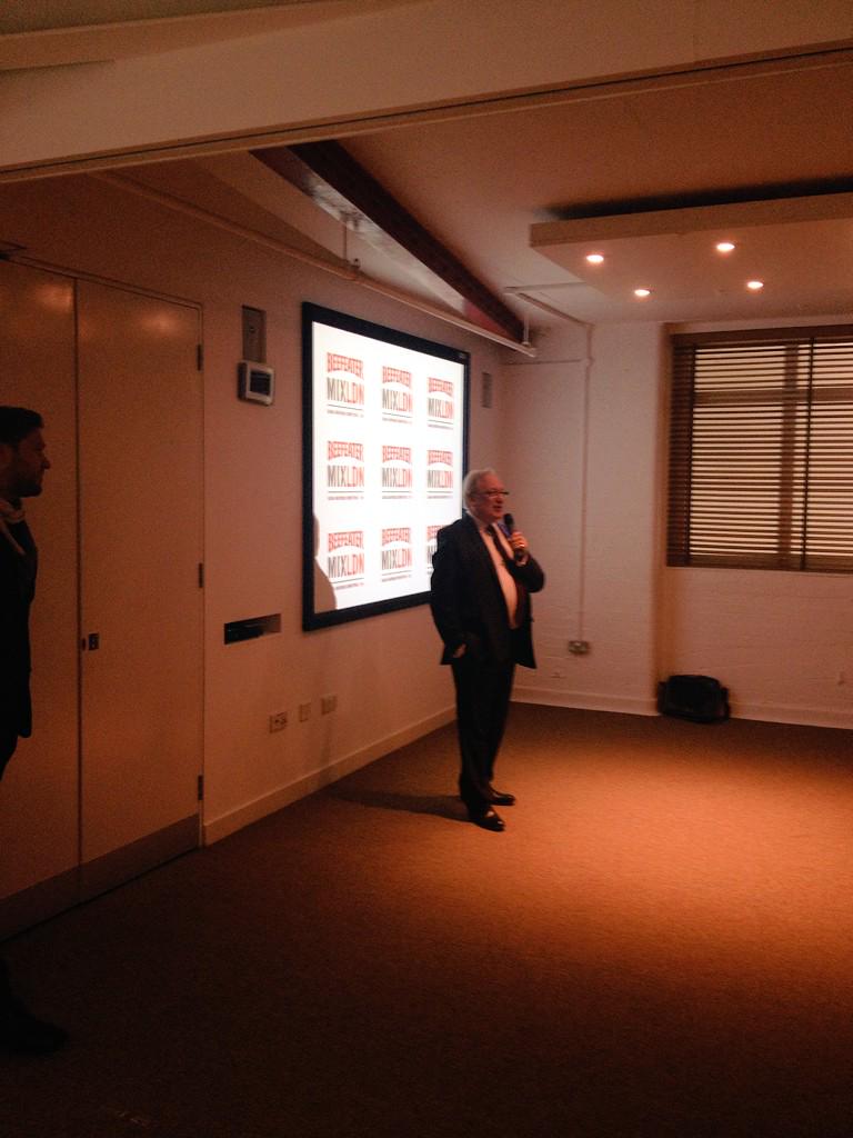 Maestro destilador Desmond Payne nos da la bienvenida en la destilería.