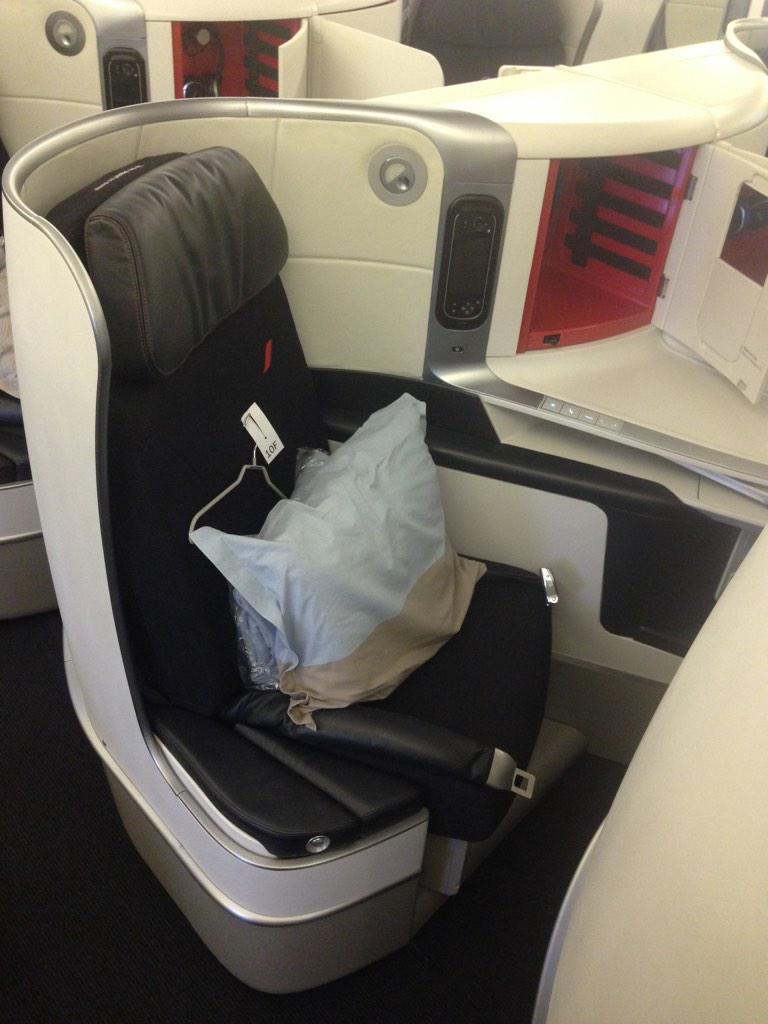 AFnewsroom's tweet photo. [#LT] Business #AirFrance : Un cocon en plein ciel ! Full Flat, Full Access et Full Privacy http://t.co/CHHX6yVWHq