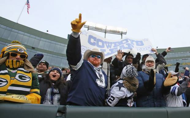 dallasnews's tweet image. Want to discuss the Cowboys-Packers game? Ask your questions for Rick Gosselin's 11 a.m. chat d-news.co/HbrAM