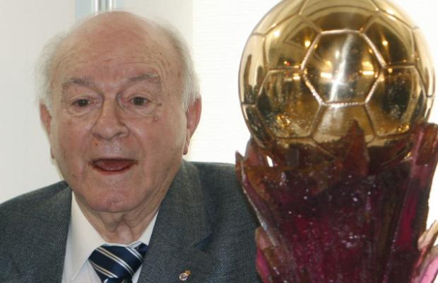 soymadridista's tweet photo. Oye, @FIFAcom, impresentable que no hayáis recordado a éste en toda la gala. Felicidades, era casi imposible obviarlo http://t.co/3XAKezG3g1