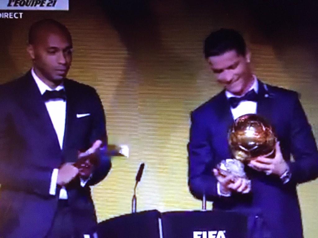 alxncy's tweet photo. Une légende du foot... et à ses côtés Cristiano Ronaldo #BallondOr http://t.co/6CXn49lJwJ