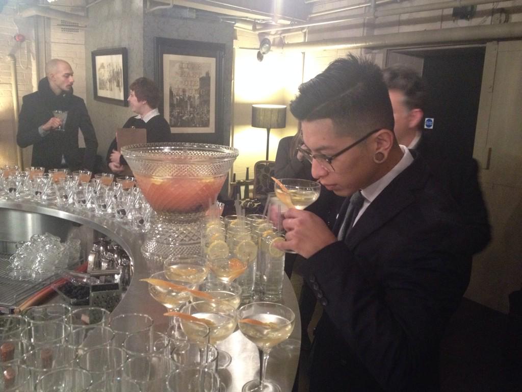 Probando unos cócteles con el ganador español en el bar exclusivo del "Home of Gin" antes del tour de la destilería