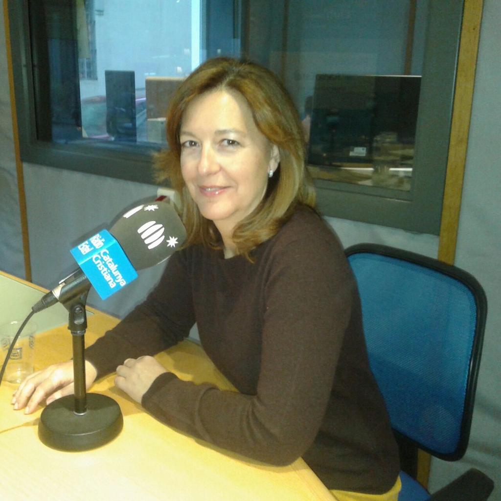 PrensaCs's tweet photo. Empezamos entrevista con @CarinaMejias en @EstemAmbTuRadio de @radioestel http://t.co/7gpegRzvGk