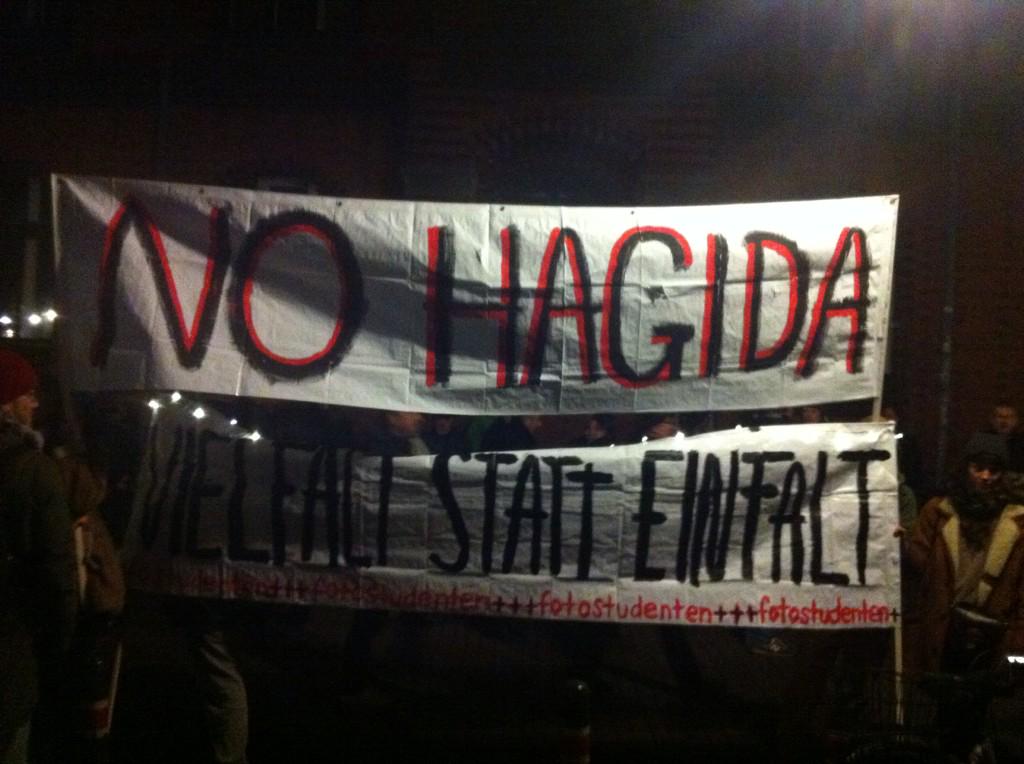 leskowitsch's tweet photo. Fotostudenten gegen Idiotisierung des Abendlandes! Aufmarsch der #Nogida in #Hannover #Marktkirche  #fotostudenten http://t.co/49IaI1b1jD