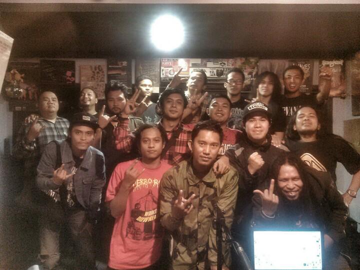 interview di Radio Demajors bersama temen-temen band pengisi acara "Jembatan Lima Underground" Senin, 12 Januari 2015