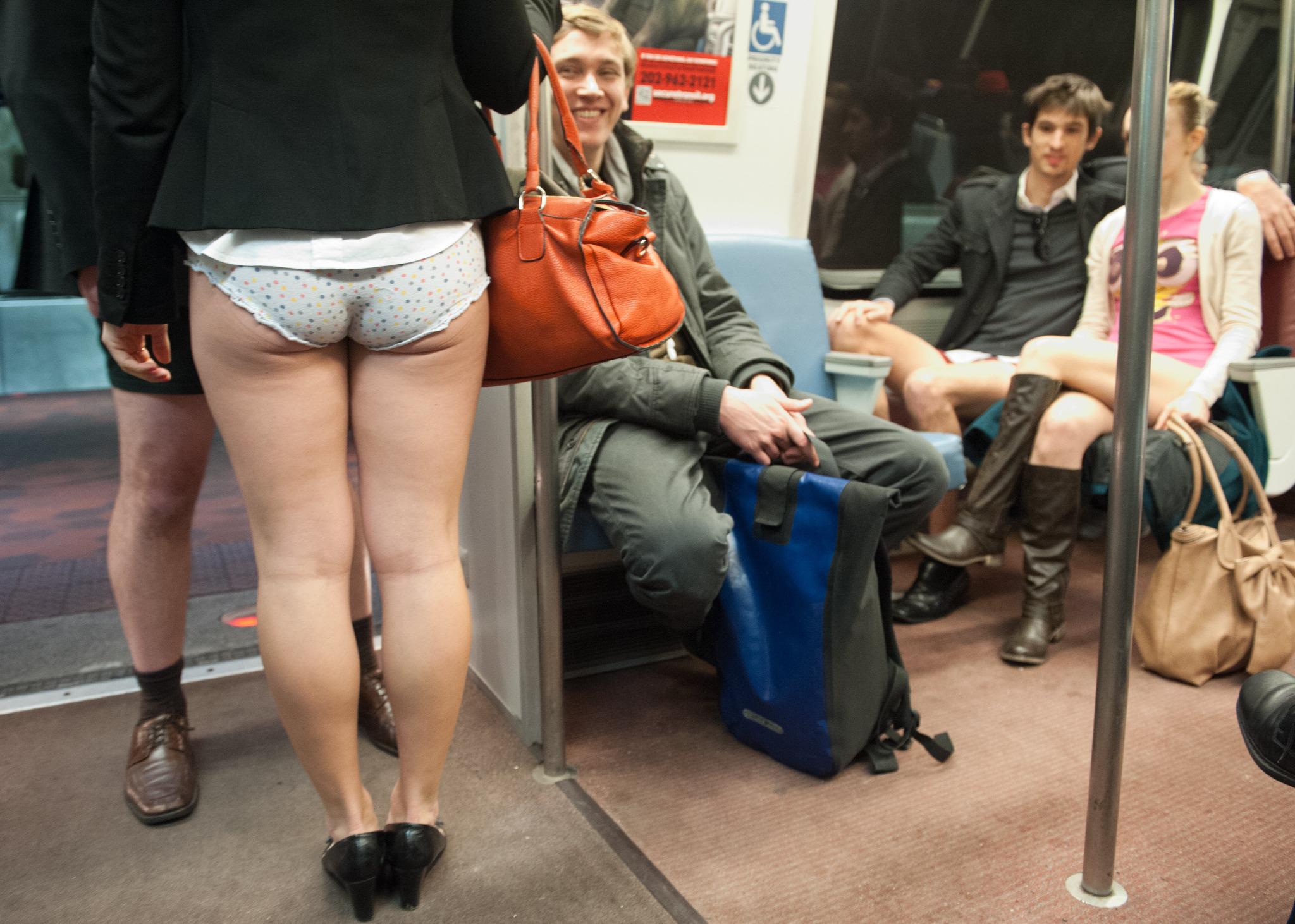 голая тетка в метро фото 76