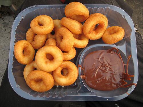 clovjones's tweet photo. “@YourFoodPorn: Mini Donuts With Chocolate Sauce http://t.co/7ZOuLv6Qzo” @AD4LIIFE @Riajones88 oakwood 😍