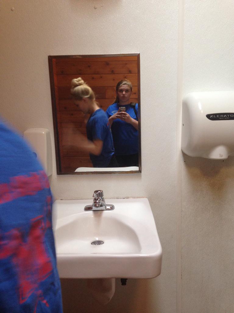 SandefurSky's tweet image. Caught her off Guard 😂😋 #crewlife #beforepractice