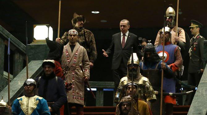 zaytung's tweet photo. FotoHaber - Cumhurbaşkanı Erdoğan: ''Ne demek Spiderman gelmedi ya?!'' http://t.co/gi0TvCMC7a http://t.co/DI69t11PUZ