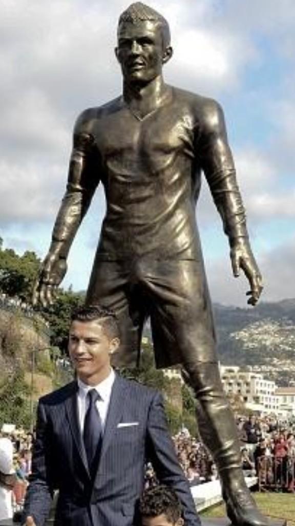 leifby's tweet photo. Vilket år han har haft, Ronaldo. Först Bronsballen, sen Guldbollen. Grattis. http://t.co/TQ9ba2fXqH