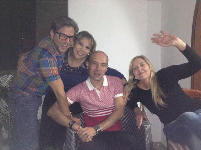 Amy_bernis's tweet photo. Saturday naight con mis preciosos @BrunaMugherli @fernandelfino @quino031170 la pasamos super!!! #TipoChill #relax http://t.co/6qNans79oF