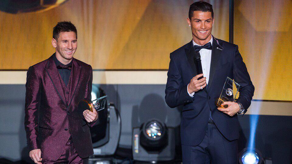 0ooooo0oooo's tweet photo. Сила и мощь всего футбола на одном фото 💪⚽️ #FIFABallondOr #Messi #CR7 #resprect http://t.co/gmMZH7EATY