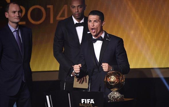 SrHuevon's tweet photo. Detrás, Henry, genio del fútbol con clase, mirando con cara de "Soy yo tu madre y te corro a collejas". http://t.co/p0WnvhUBNd
