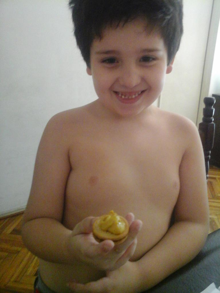 belencn's tweet photo. Como decirle que no. Me la tuve que comer #oreomostaza http://t.co/brlS5VvXkG