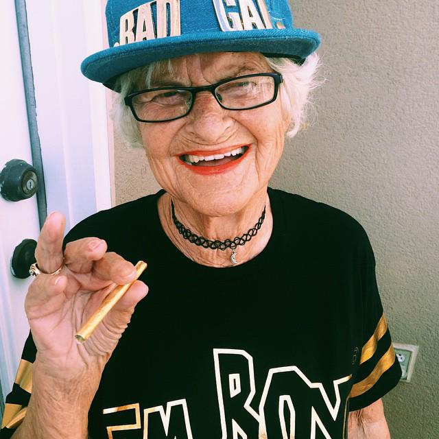 glglassvape's tweet photo. We got SHINE 24K Gold blunt wraps &amp; papers back in stock. come in and get them asap. Don't make your grandma mad!! http://t.co/z3smLRNAEK