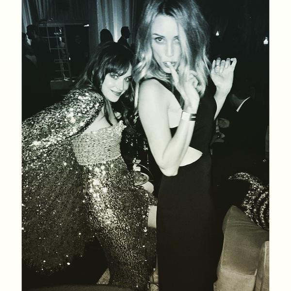 FiftyShadesEve's tweet photo. New photo of Dakota with her friend Arielle!
#SoQueen❤❤❤ http://t.co/WDXLdoHwzz