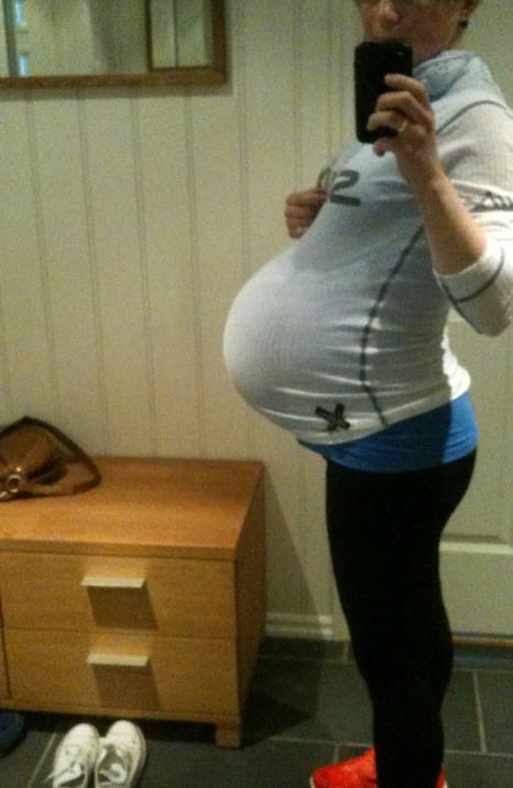 Lailaronning's tweet photo. Det verste med bildan her e at mitt IKKE e photoshoppa😂 begge i uke 36. #juksogfanteri#burdalåntphotoshop http://t.co/jfTrgp7VKR