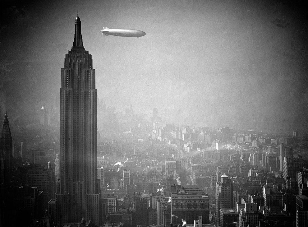HistoryInPics's tweet photo. The Hindenburg flies past the Empire State Building over Manhattan on August 8, 1936 http://t.co/fhnDYbWKbh