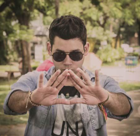jorgecoronel's tweet photo. El actor de @7Cajas da un vuelco en su carrera.Escuchá cómo suena  http://t.co/hPhZSq8Ql1 @celsofrancof @losbrokis_py http://t.co/YaZfNbIyUX