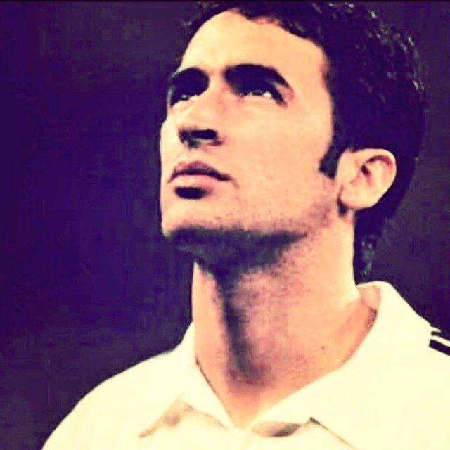 Raul7Capitan7's tweet photo. Desde esta cuenta seguimos reivindicando un Balón de Oro para Raúl González Blanco. El fútbol le debe al menos uno. http://t.co/b86jKfpdwN