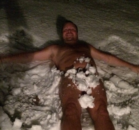 SportExpressen's tweet photo. NI ANDRA KAN GE UPP. Årets bild: Tomas Brolin förvandlas till en snöängel efter bastubadet: http://t.co/KmLBv31fRk http://t.co/y6eX5RhT3m