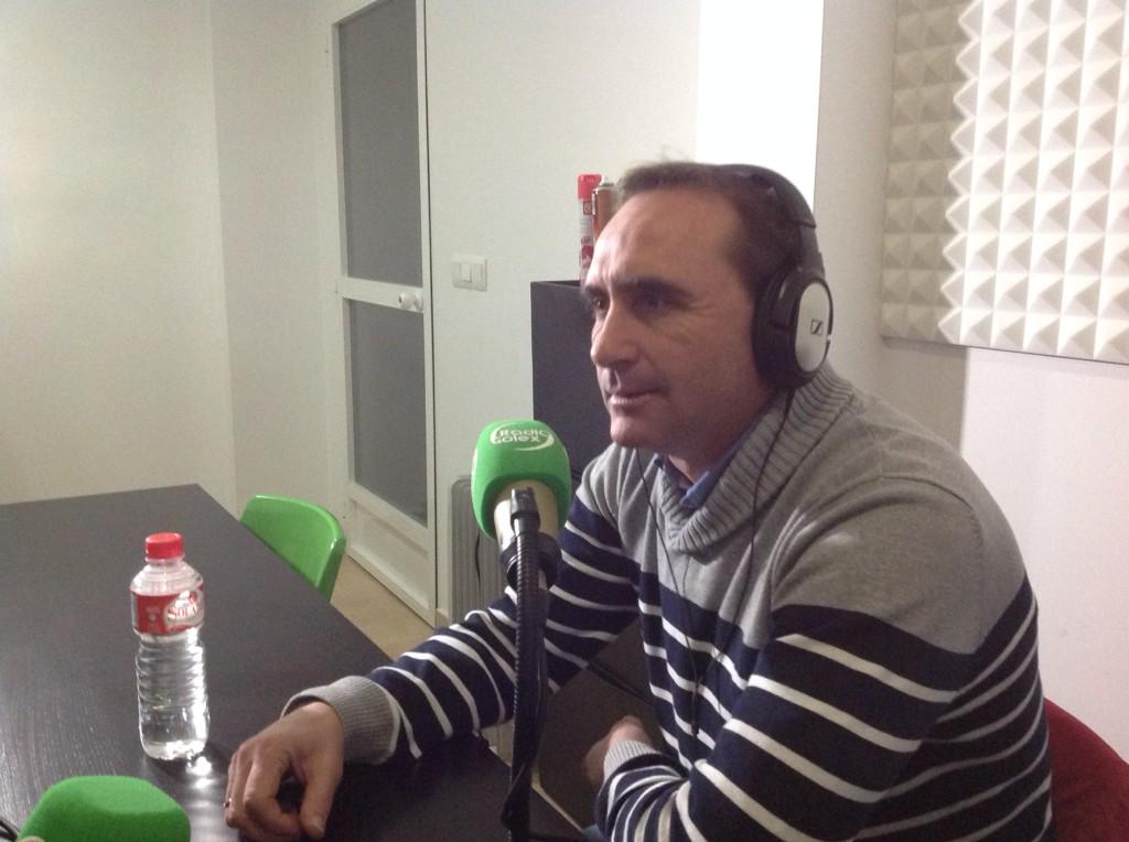 radiogolex's tweet photo. Hoy está con nosotros Juanjo Ortiz. Ex jugador de CF Extremadura, Don Benito, Mérida, entre otros http://t.co/g6zNig7OHH
