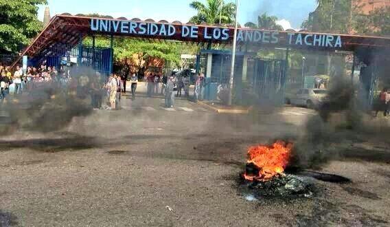 ProyectoRoraima's tweet image. La Gloria de la Patria está toda en #Tachira #SanCristobal hace 1 año #GOCHOSARRECHOS #Rumboal23E #Rumboal12F #4F