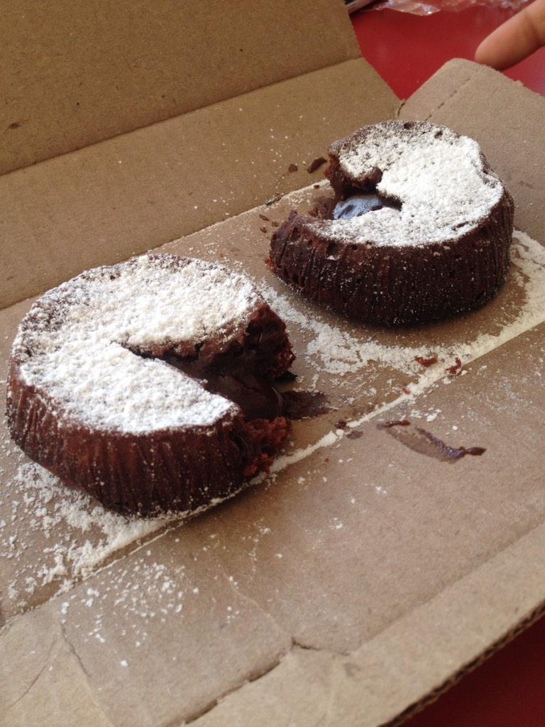 Un volcán de chocolate para agarrar fuerzas para el crossfit <a href="/nayamonsalve/">nayarit monsalve</a> <a href="/andreinaguedez/">Andrea Guedez</a>