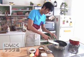 モコズキッチン 速水もこみちの服が腹巻きに見えると話題に キッチン情報館 モコズキッチン 速水もこみちの服が腹巻きに見えると話題に キッチン情報館