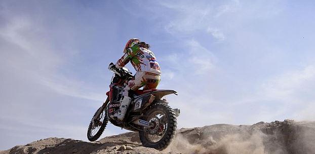 marca's tweet photo. .@LaiaSanz_ vuela en el #Dakar2015. Acabó la etapa en quinto lugar y es novena en la general http://t.co/2XzgMBhbxQ http://t.co/qVULCnCvD5