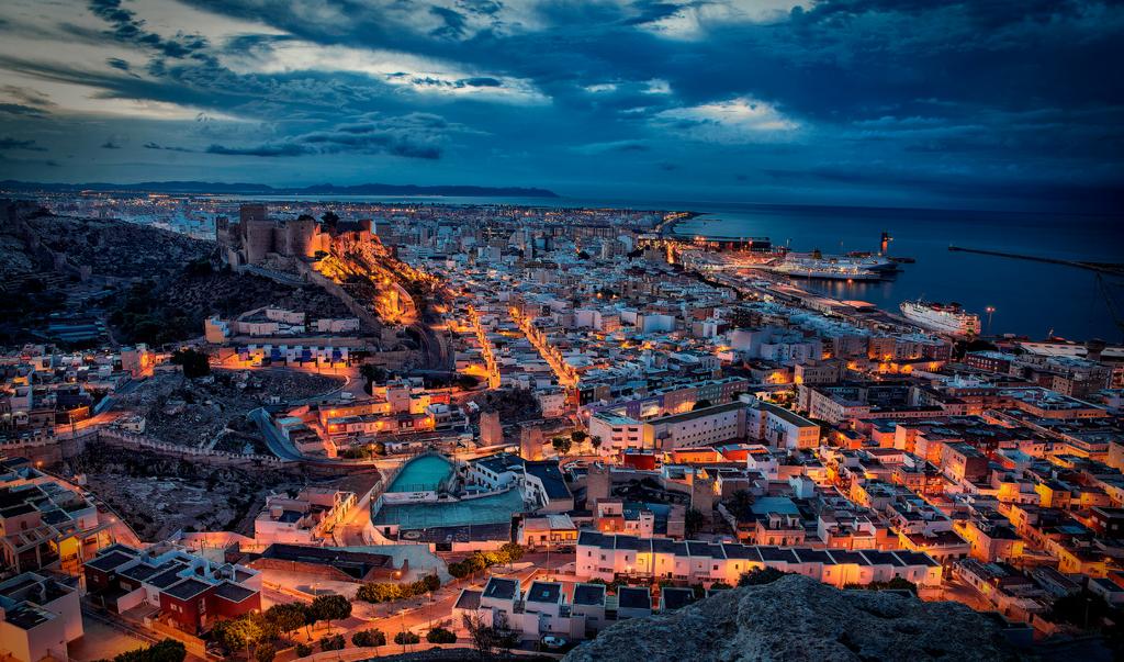 AlmeriaPostureo's tweet photo. Almería por la noche, simplemente enamora Sæcio 😍 http://t.co/ZqmaU3r9ow