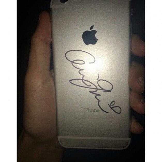 arigrrande's tweet photo. rt if you want your phone signed by ari💖 http://t.co/ZLMUbg1OP0