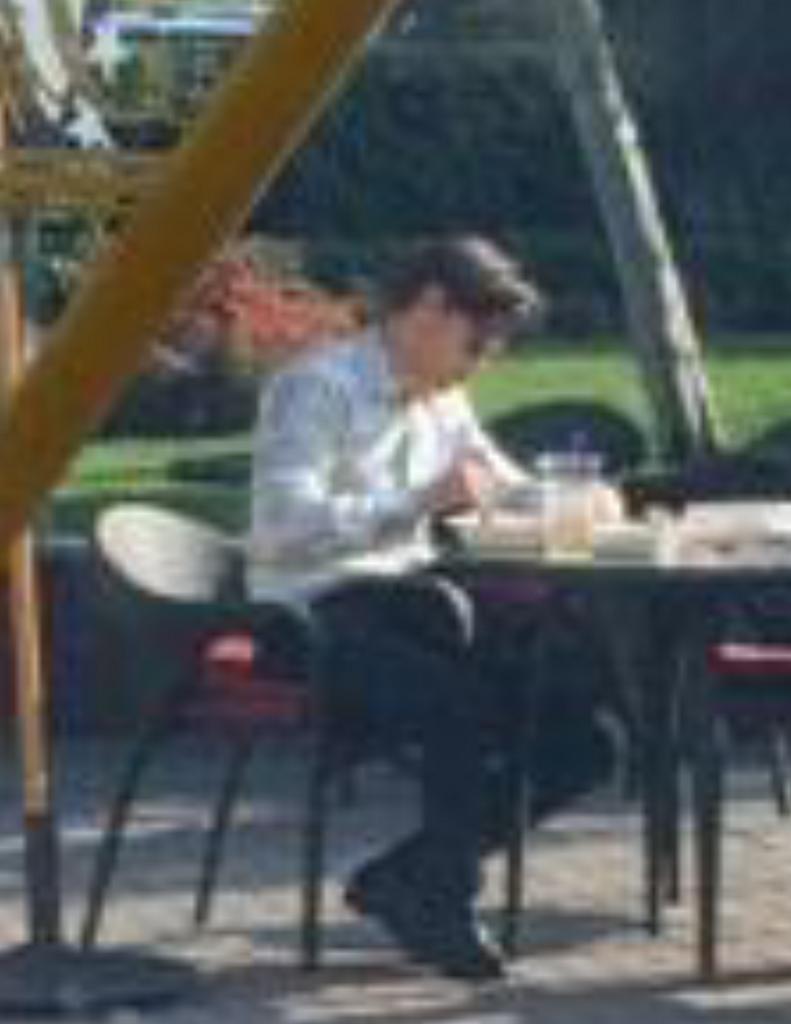 CHORD IS EATING BY HIMSELF OMG ADORABLE CUPCAKE