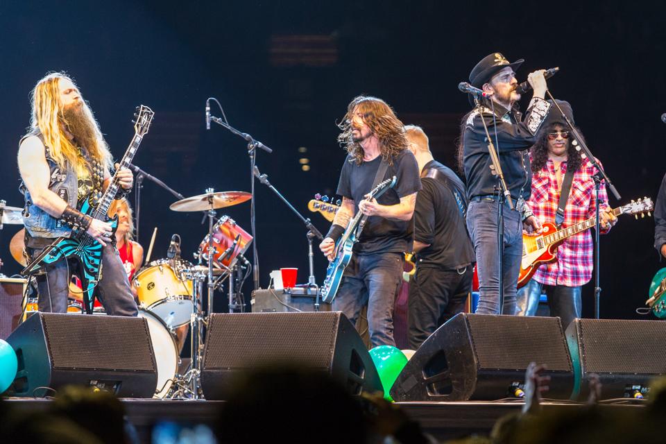rocknvivo's tweet photo. La épica celebración de los 46 años de #DaveGrohl - http://t.co/2ze5bdRkpD http://t.co/M50txKoWwE