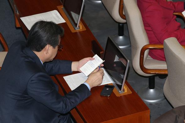 김무성 대표가 12일 국회 본회의장에서 “문건파동 배후는 케이(K), 와이(Y). 내가 꼭 밝힌다. 두고봐라 곧 발표가 있을 것”이라고 적힌 수첩을 보고 있습니다.
hani.co.kr/arti/politics/…