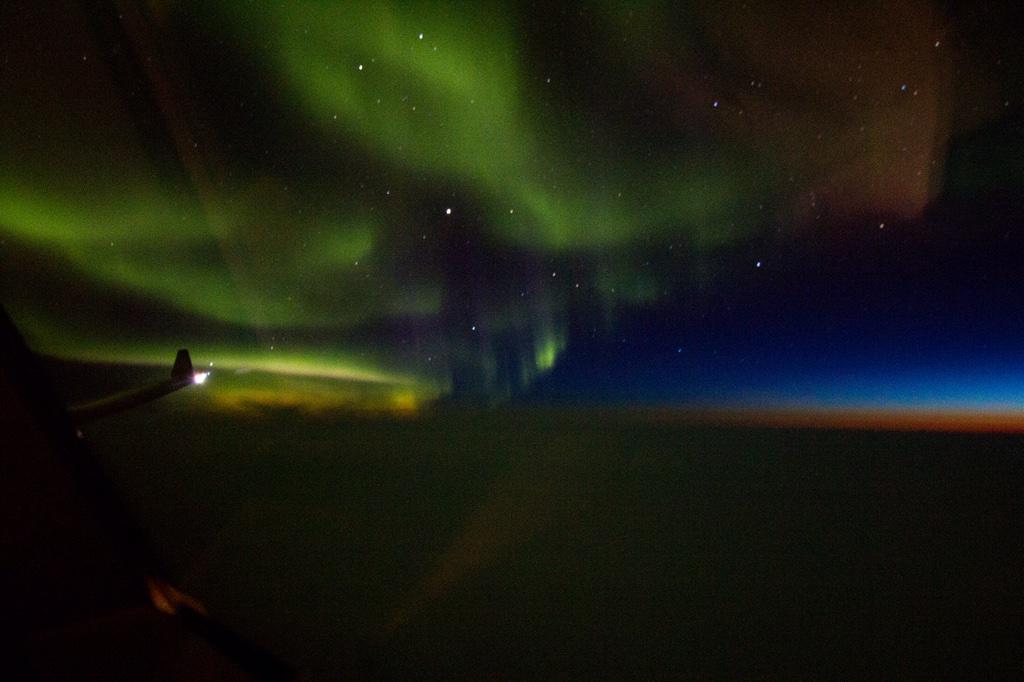 AerLingus's tweet photo. The beautiful #northernlights as seen by @AerLingus pilot Bram Jansen on a recent San Francisco to Dublin flight. http://t.co/R5x2MKTjkU