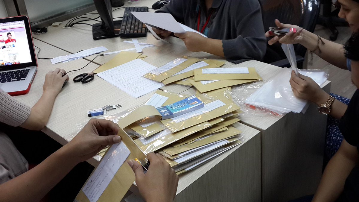 DealGoing's tweet photo. Suasana kantor #DealGoing yg lagi packing pengiriman utk voucher BBK. Mohon ditunggu ya DealHunters :) http://t.co/ho51KVzPeK
