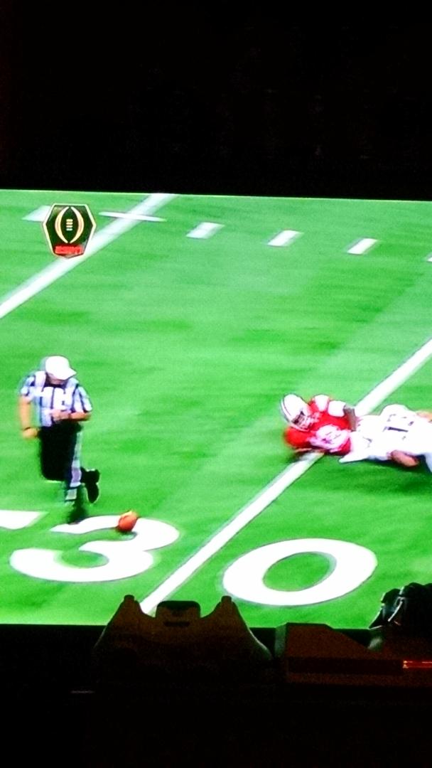 jake_tkach's tweet photo. Oregon just got fumble recover inside redzone. #GoDucks http://t.co/7B4yOAoB5N