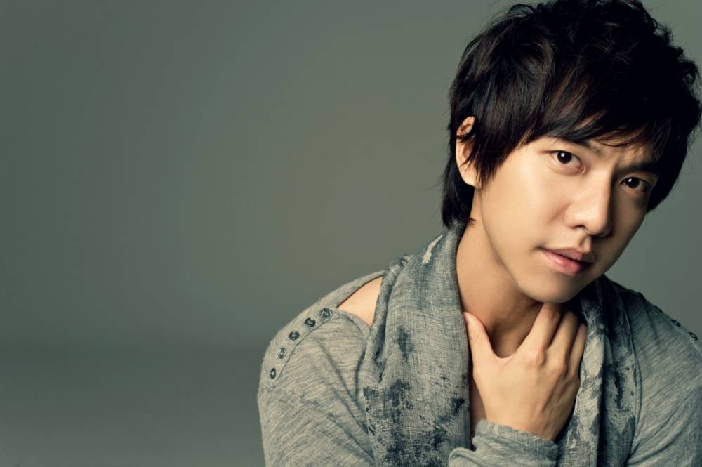 Happy bday pacar yoona    \" Saengil Chukha Hamnida Lee Seung Gi ( semoga makin bersinar 