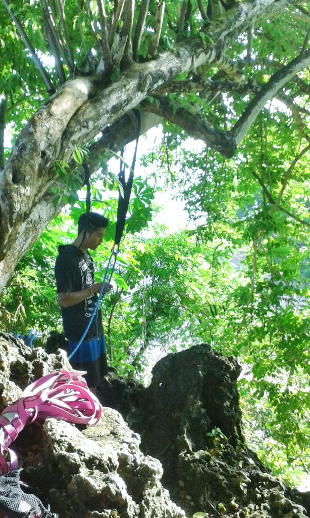 Pagi ini kegiatan Mapala STPNB adalah rock climbing yang di komandoi <a href="/Moenaprebawa/">Moenaprebawa</a>  yang sedang mempersiapkan webing.