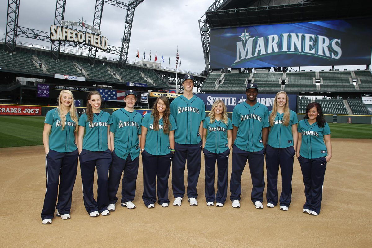 shakeitupbabyy's tweet photo. "@Mariners: Enjoy firing confetti cannons? Apply to be a #Mariners Navigator: http://t.co/TsF7UFch6c http://t.co/dokBmf4vGP" #NotTheShortest