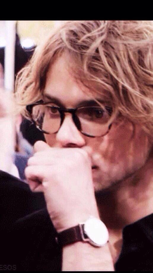 poeticscribbIes's tweet photo. Exciting moment in 5sosfam history #ashtonsback 
 #Ashtonsbackfollowparty http://t.co/ixr015T5GR