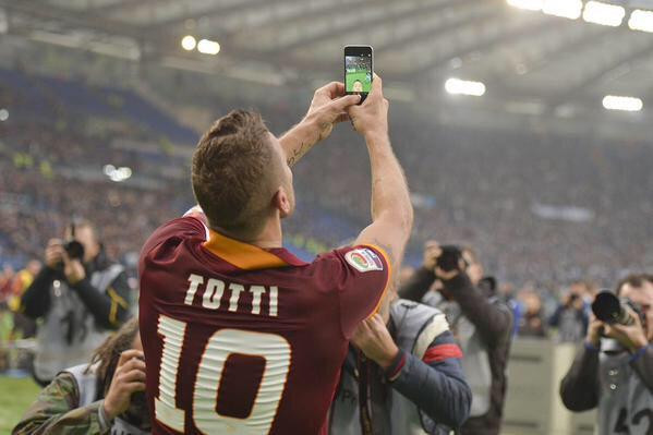 FuturosCracksCo's tweet photo. El detrás del Selfie de Totti http://t.co/tbv3cuSjOd